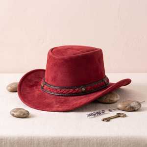 Sombrero vaquero de gamuza roja con banda de cuero trenzado y ala ancha, accesorio de moda alternativo y atrevido de Advantage Impex - Product Image 1