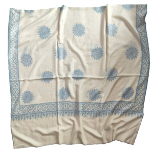 Diseño de bordado floral, diseños kashmiríes, accesorio tradicional de invierno, chales Suzani kashmiríes hechos a mano por Benedetto, cachemira pura. - Product Image 3