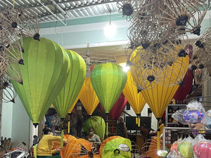 Linternas de seda pintadas, linternas de bambú y seda, luces colgantes para jardín, restaurante, hotel, linternas de seda de Vietnam - Product Image 4