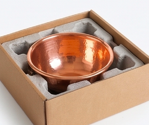 Bol rond en cuivre poli, fait main, en métal, pour servir les aliments et usage domestique, design vintage avec poignée en anneau. - Product Image 6