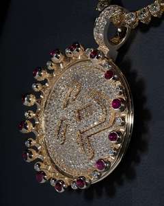 Pendentif médaillon à sertissage rond personnalisé avec diamant Moissanite et accents de rubis rouges, breloque lettre alphabet, bijoux unisexe - Product Image 3