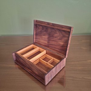 Boîte de rangement rectangulaire en bois de couleur moderne, fabriquée à la main avec un design gravé et une fermeture magnétique - Product Image 6