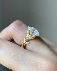 Anillo de Compromiso y Aniversario con Diamante Cultivado en Laboratorio de Corte Ovalado y Piedras Laterales Marquise, Oro de 18k, Certificado IGI - Product Image 2