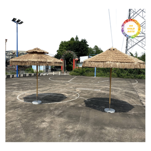 Sombrilla de hojas de palma para exteriores con apariencia artesanal, diseñada para realzar la atmósfera tropical de cafeterías y restaurantes. - Product Image 2