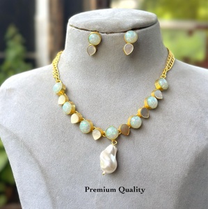 Ensemble collier et boucles d'oreilles effet perle, plaqué or, pierres blanches, bijoux ethniques pour femmes, pour mariage et fêtes, qualité supérieure - Product Image 1