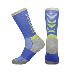 Chaussettes de sport fines personnalisées avec logo sur le revers - Chaussettes hautes respirantes pour adultes, idéales pour l'entraînement en équipe et les sports de plein air, en stock - Product Image 1