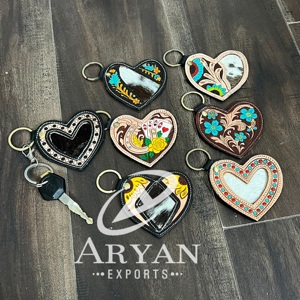 Porte-clés en cuir véritable fait main avec motif cœur et carte, style western, en cuir de vachette véritable, accessoire cadeau unisexe pour le Rodeo - Product Image 1