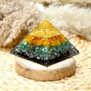 Pyramide d'orgone Sri Yantra de qualité supérieure avec éclats de pierres précieuses Citrine, Aventurine verte et Pyrite, pour la décoration intérieure et la manifestation de l'argent - Product Image 3