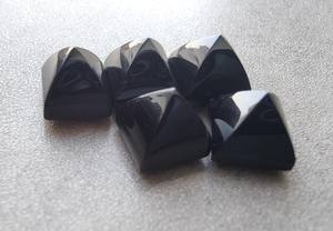 Ónix Negro Natural en Forma de Pirámide, Cabujón Cuadrado con Reverso Plano, Calibrado, Gema Suelta para Joyería - Product Image 2