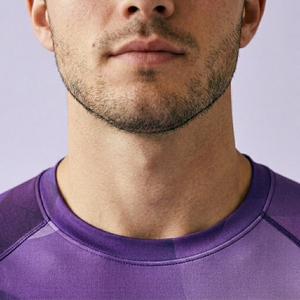 T-shirt de compression pour homme à motif géométrique violet, manches courtes, col rond, séchage rapide, coupe sportive, haut d'entraînement athlétique - Product Image 4