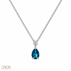 Collar con Colgante de Oro Blanco con Topacio Azul Corte Pera y Detalle de Diamante, Joyería Clásica para Mujer - Product Image 1