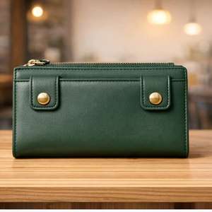 Este producto es un bolso de mano estructurado de cuero verde con asa superior y cierre de seguridad. - Product Image 4