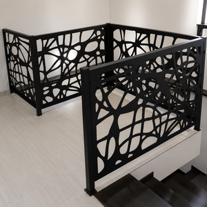 Rampe d'escalier moderne en métal noir avec découpes abstraites, garde-corps décoratif intérieur pour la sécurité des balcons et des plateformes domestiques - Product Image 4