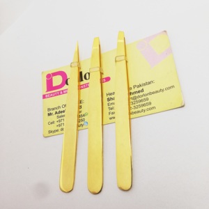 Pince à épiler professionnelle plaquée or brillant avec logo personnalisé, à pointe inclinée, pour épilation des poils incarnés et des sourcils, au Pakistan - Product Image 3