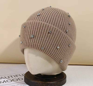 Gorro de Invierno de Punto con Forro de Satén Sedoso Estilo Desgastado, Gorro con Pedrería y Parche de Etiqueta Tejida con Logotipo Personalizado - Product Image 4