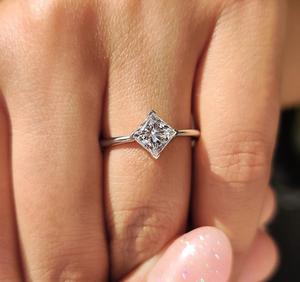 Anillo de compromiso solitario con diamante de corte princesa minimalista cultivado en laboratorio, en oro blanco de 14 quilates, joyería fina contemporánea para ella. - Product Image 1