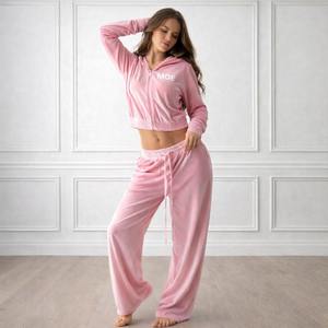 Conjunto Deportivo Rosa con Pedrería, Transpirable, Sudadera Corta Oversize y Pantalones Acampanados, Dos Piezas, Fabricante Personalizado OEM - Product Image 5