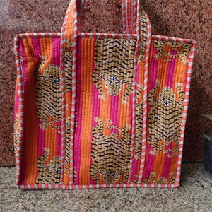 กระเป๋าโท้ทผ้าฝ้ายคุณภาพสูงเย็บมือ ลายพิมพ์เสือสีสันสดใส ดีไซน์ลายทางสีส้มเก๋ไก๋สำหรับผู้หญิง - Product Image 1