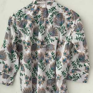 Camisa de Lino con Estampado Floral para Mujer, Cuello con Botones, Manga Tres Cuartos, Estilo Casual, Primavera-Verano, Bordada, Corte Regular - Product Image 1