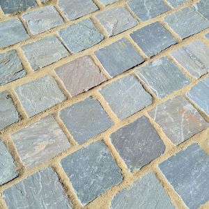 Pavés en grès gris Kandla de qualité supérieure, design moderne, pierres naturelles brutes, pour pavage extérieur, par Shivara Stones - Product Image 1