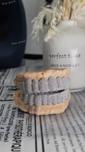 Juego de Grillz Personalizados de Moissanita VVS, Plata de Ley 925, Totalmente Cubiertos de Piedras, para Dientes Inferiores, Joyería Dental para Hombres - Product Image 3