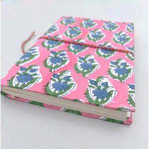 Carnet à couverture rigide artisanal en papier fait main, avec reliure cousue au fil, motif floral rose et vert, provenant du Rajasthan - Product Image 3