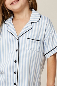 Vêtements décontractés Confortable et Confortable Bleu Clair et Blanc à Rayures En Satin Ensemble De Bouton Top et Short parfait Robe de Nuit Pour Dormir Dans le Confort - Product Image 4