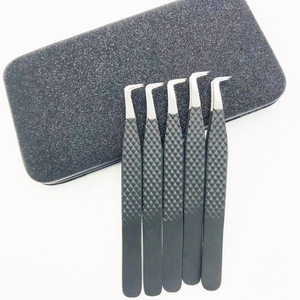 Pince à cils de précision à 90 degrés pour pose et retrait des cils, avec poignées ergonomiques antidérapantes et emballage personnalisé - Product Image 1