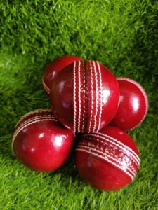 Pelota de Cricket Cosida a Mano en Cuero Rojo, Pelota Dura para Entrenamiento Profesional - Product Image 2