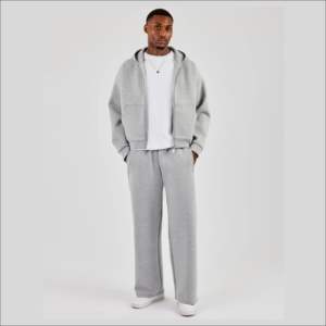 IOTA SPORTS Conjuntos Deportivos Holgados de Corte Recto para Hombre de la Mejor Calidad, Venta al Por Mayor, MOQ Bajo, Fabricación de Conjuntos Deportivos con Cierre y Bordado Personalizado - Product Image 4