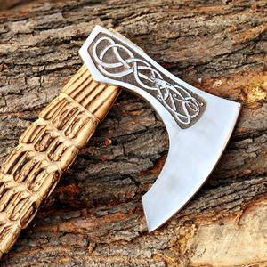 Hacha Tomahawk Forjada a Mano Estilo Vikingo de Acero al Carbono de Grado Industrial con Cuchilla Barbuda, Funda de Cuero y Madera de Fresno Personalizada OEM - Product Image 4