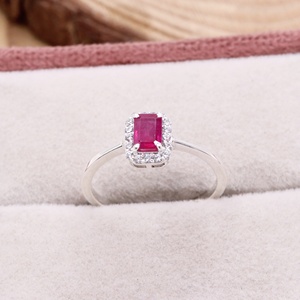 Bague en argent sterling 925 massif avec émeraude naturelle taille rubis et halo de zircone cubique sertie à griffes, bijoux fins Memoria Jewels, vente en gros - Product Image 5
