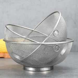 Les passoires en acier inoxydable les plus demandées offrent une meilleure stabilité et une meilleure adhérence lorsqu'elles sont placées dans les éviers ou sur les comptoirs. - Product Image 4