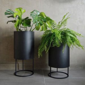 Macetero Moderno de Hierro con Patas Doradas, Diseño Geométrico Blanco, Decoración Interior para el Hogar, Diseño Minimalista - Product Image 4