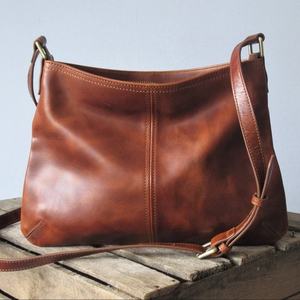Bolso Bandolera de Cuero Genuino Marrón, Estilo Vintage, con Cierre de Cremallera y Correa Ajustable para Viajes Diarios - Product Image 1