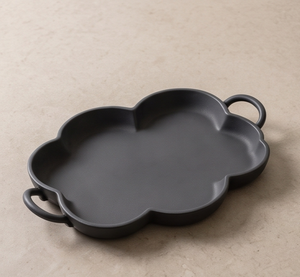 Plateau de service en métal biologique en forme de nuage, noir mat, avec poignées en boucle, vaisselle de luxe pour la maison et le salon - Product Image 1