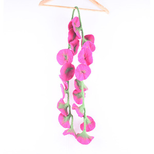 Guirnalda de Fieltro Rosa con Diseño de Vid, Decoración Navideña Colgante - Product Image 1