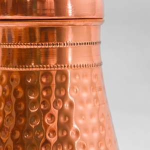 Botella de agua de cobre martillado con un elegante diseño artesanal en color cobre metálico brillante y acabado de alto brillo premium. - Product Image 6