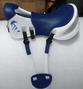 รูปภาพม้าบนอานม้าแบบอังกฤษสำหรับขี่ม้าแบบ Endurance พร้อมโครงอานทำจากไฟเบอร์หนังสังเคราะห์ ฮาร์ดแวร์ชุบนิกเกิล ดีไซน์ทนทาน - Product Image 2