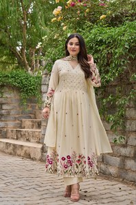 Conjunto de Top y Pantalón de Seda Chanderi Bordado a Mano para Mujer, con Micro Dupatta Interior Completo de Chanderi, Traje Étnico Tradicional para Fiestas - Product Image 6