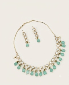 Ensemble de collier Kundan avec pendentifs ovales sertis de pierres et perles, avec boucles d'oreilles, collection de bijoux Kundan de créateur pour soirée avec accents de perles - Product Image 1