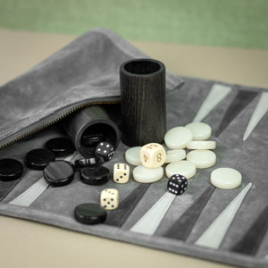 Jeu de backgammon de luxe portable en suède, enroulable, en cuir, format voyage, jeu de société de poche personnalisé - Product Image 1