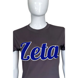 Camiseta Zeta Chenille Azul con Letras Blancas Bordadas, Ropa de Sororidad, Algodón, Vida Universitaria Griega, Camiseta Bordada para Mujer - Product Image 3