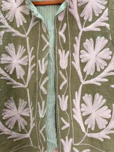 Chaqueta Suzani de Algodón Verde de Lujo para Mujer, Bordada con Patrón Floral, Manga Larga, Cuello Alto, Hecha a Mano, Estilo Boho Artesanal - Product Image 6