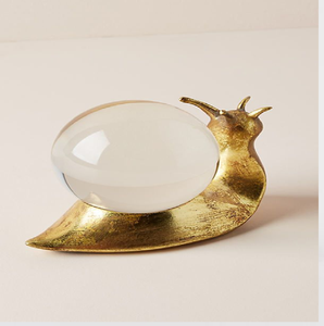Encantadora escultura de caracol dorado con una concha de cristal transparente, disponible a precios de mayorista. - Product Image 1