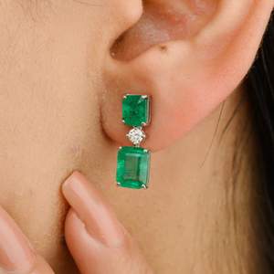 Boucles d'oreilles pendantes en émeraude et diamant 18 carats pour maman - Product Image 1