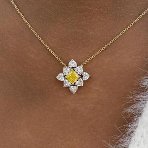 Colgante de Diamante Amarillo con Corte Cojín en Forma de Flor, Halo en Forma de Corazón, Diamante Cultivado en Laboratorio, Collar de Oro Sólido para Aniversario de Bodas - Product Image 1