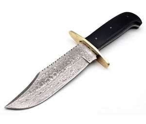 Couteau d'extérieur artisanal en acier Damas, manche en corne noire, double garde en laiton - Product Image 1