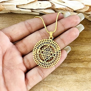 Pendentif Sri Yantra au design unique, bijoux ethniques en laiton pour femmes, plaqué or 18 carats, collier de géométrie sacrée pour la vente en gros OEM ODM - Product Image 6