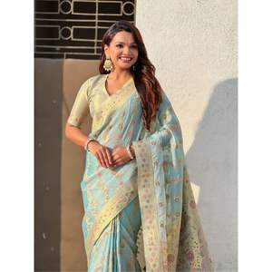 Sari en soie Kora de qualité supérieure, tissé avec des motifs Meenakari et Zari, avec un pallu à imprimé floral fantaisie et une blouse en brocart - Product Image 5